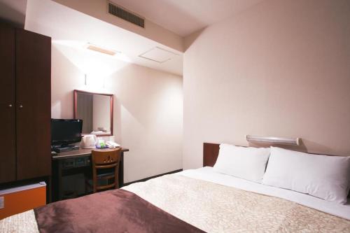 浜松市にあるHamamatsu Station Hotel - Vacation STAY 65844のベッドルーム1室(ベッド1台、デスク、コンピュータ付)