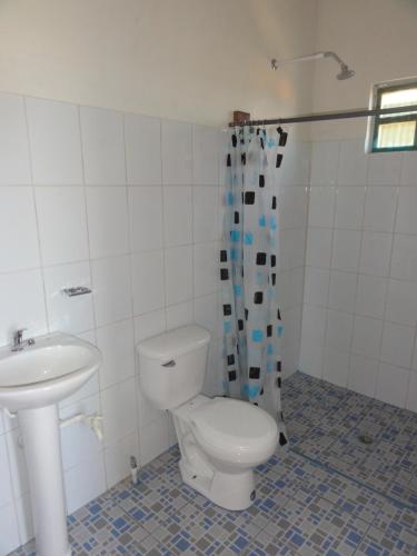 łazienka z toaletą i umywalką w obiekcie Amy's room w mieście Bluefields