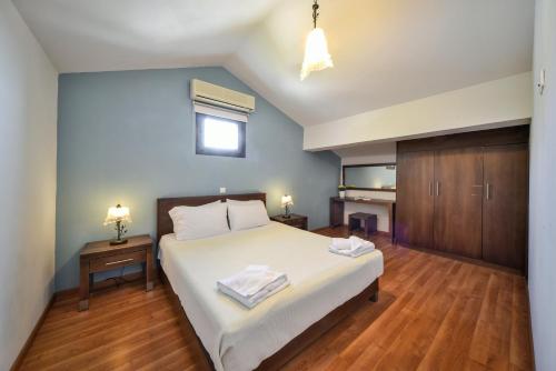 Postel nebo postele na pokoji v ubytování Lenikos Resort