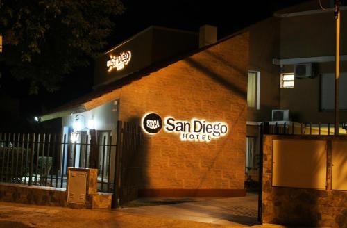 una señal para un hotel san diego al lado de un edificio en San Diego en La Falda