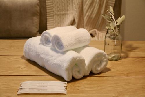 um monte de toalhas em cima de uma mesa em Monteribolo Sapporo East / Vacation STAY 6005 em Sapporo