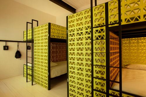 Cette chambre comprend deux lits superposés et un lit. dans l'établissement Downtown Beds, à Mexico