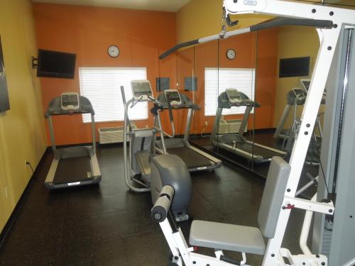 Фитнес-центр и/или тренажеры в Country Inn & Suites by Radisson, Bel Air-Aberdeen, MD