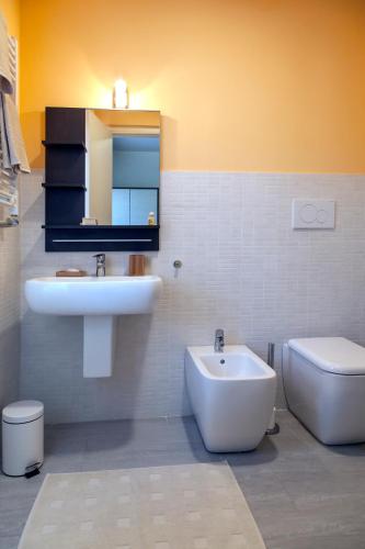 W łazience znajduje się umywalka, toaleta i umywalka. w obiekcie Locanda Brezza Marina camera quadrupla w mieście Finale Ligure