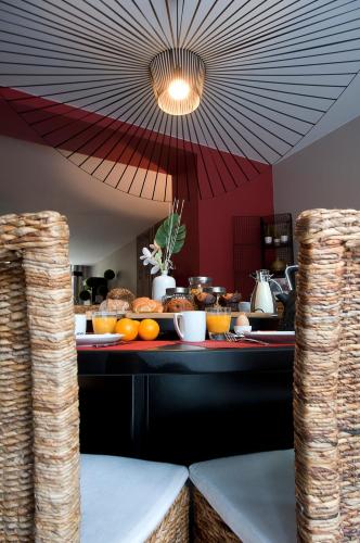 uma mesa com comida e frutas sobre uma mesa em Les Béthunoises Spa & Grand-Place em Béthune