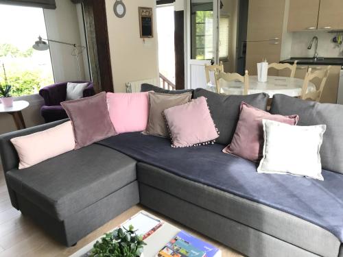 un canapé avec des coussins dessus dans un salon dans l'établissement Le Galvani, à Honfleur