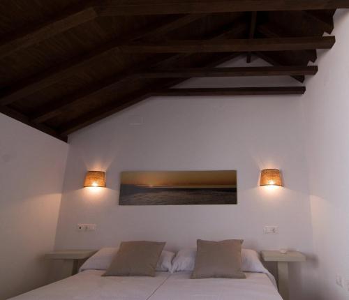 Un pat sau paturi într-o cameră la Apartamentos Fariñas 11