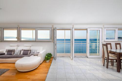 een woonkamer met een bank en een tafel bij Adriatic Deluxe in Dugi Rat