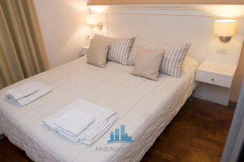 Un pat sau paturi într-o cameră la Mdz Apartments II
