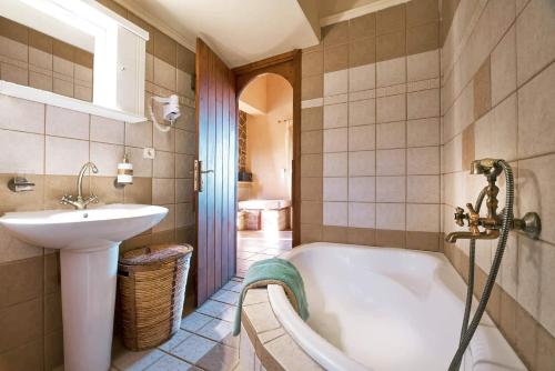 A bathroom at Villa Evenos of 3 bedrooms - Irida Country House of 2 bedrooms with private pools