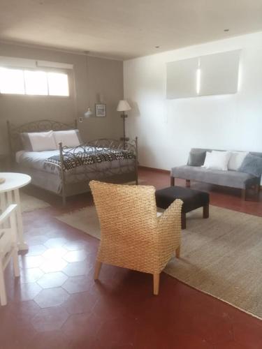 sala de estar con cama, sofá y silla en Hacienda Bellavista, en Villa Alemana