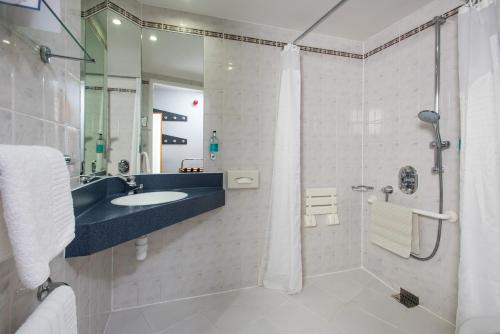 Ett badrum på Holiday Inn Express Gloucester - South, an IHG Hotel