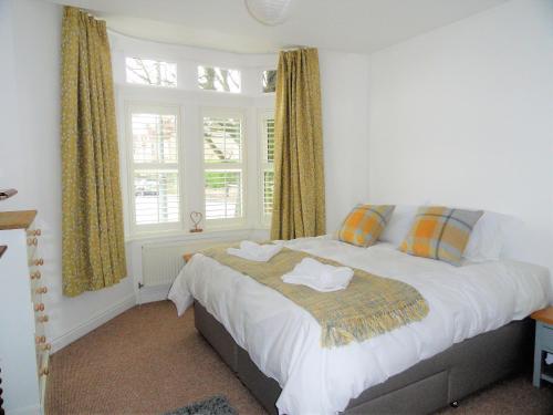 A bed or beds in a room at Homely and well appointed Priory Apartment by Cliftonvalley Apartments
