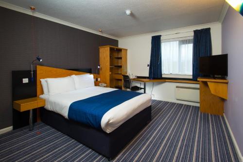 Holiday Inn Express Stafford, an IHG Hotel tesisinde bir odada yatak veya yataklar