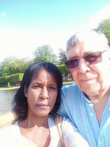 a man and a woman posing for a picture at Villa kartner in Albion