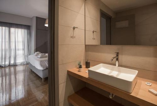 Ванная комната в Cozy apartment in Syntagma-Plaka by GHH