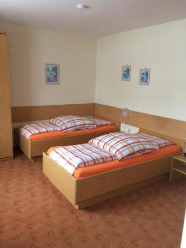 Cette chambre comprend 2 lits. dans l'établissement Landhotel Elterlein, à Elterlein