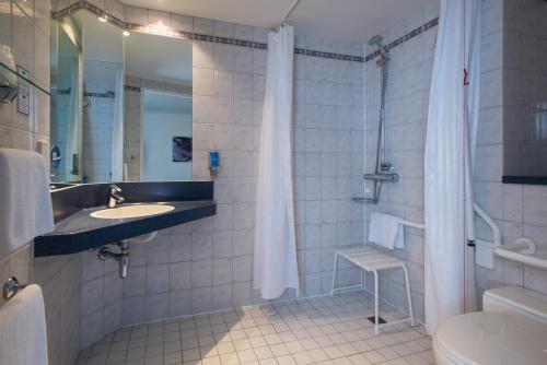 A bathroom at Holiday Inn Express London Chingford, an IHG Hotel