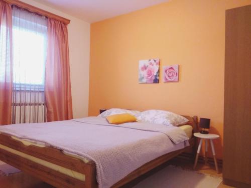 Łóżko lub łóżka w pokoju w obiekcie Apartment Sučić