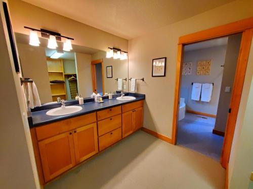 Kylpyhuone majoituspaikassa Big Pines Lodge