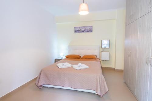 a bedroom with a bed with two towels on it at PANORAMA APARTMENT in Apolpaina