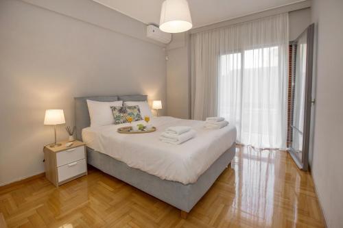 Кровать или кровати в номере Cozy apartment in Syntagma-Plaka by GHH