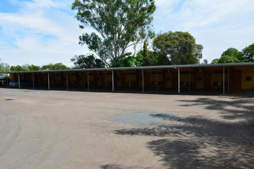 a parking lot filled with lots of parked cars at Motel Oasis in Kingaroy