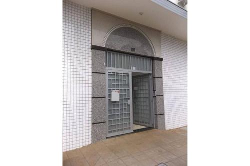 a door in the side of a brick building at Apartamento Cidade Verde 6 MT in Maringá