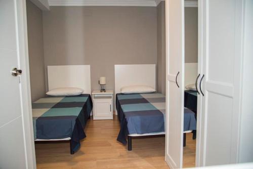een kamer met 2 bedden in een kamer bij Apartamento Reus 2 - Parking gratuito in Reus