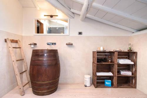 een kamer met een houten vat en een plank bij La Terrazza su Verona in Verona
