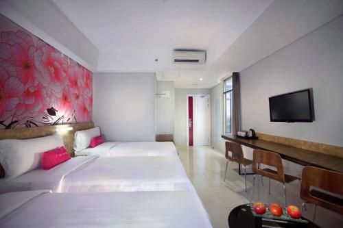 Tempat tidur dalam kamar di favehotel - Pantai Losari Makassar