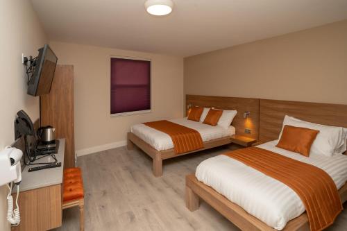 Postel nebo postele na pokoji v ubytování Eagle Hotel Luton Airport