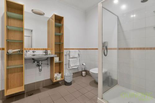 Bathroom sa QV Absolute Waterfront with Carpark (481)