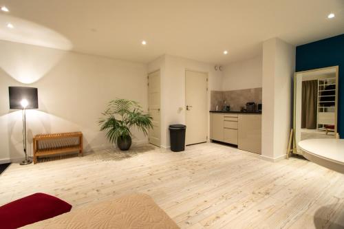 sala de estar amplia con bañera y cocina en TamTam Studio, en Róterdam