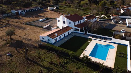 an aerial view of a house with a swimming pool at Tapada do Chafariz in Estremoz
