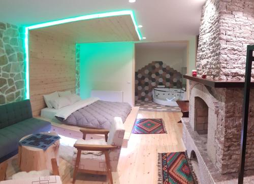 1 dormitorio con 1 cama y chimenea en Pashuta, en Voskopojë