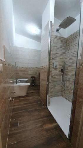 uma casa de banho com um chuveiro, uma banheira e um lavatório. em DOMU NOSTA di Giulio & Ignazia Room1 em Santa Luria