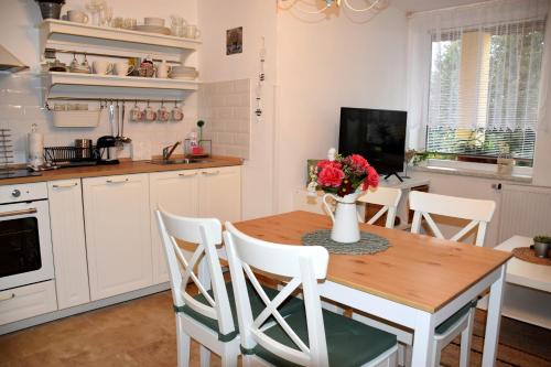 een keuken en eetkamer met een houten tafel en stoelen bij Studio Boroví in Karlštejn