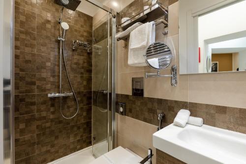 e bagno con doccia, servizi igienici e lavandino. di Residenze Chamur Via Volturno a Palermo