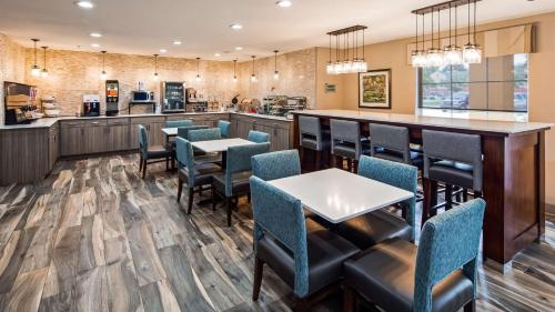 un restaurante con mesas y sillas y un bar en Best Western Lafayette Inn en Lafayette