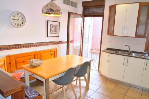 サラゴサにあるCasa Dianaのキッチン(木製テーブル、椅子付)