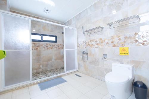 bagno con doccia e servizi igienici. di Kimoji B&B a Huxi