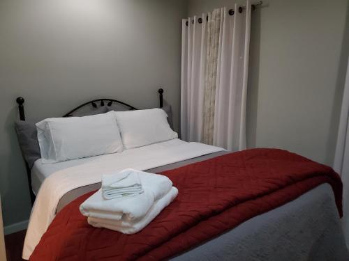 Ένα ή περισσότερα κρεβάτια σε δωμάτιο στο Cozy Retreat on Atlantic Ave