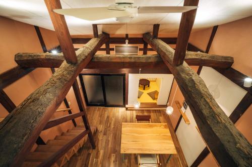 Palanda nebo palandy na pokoji v ubytování MINKA Riverside Villas