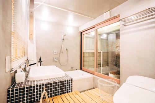 Ein Badezimmer in der Unterkunft MINKA Riverside Villas
