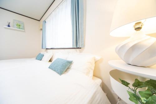 a bedroom with a bed and a window at Awaji Central Inn Kuruma713 in Awaji