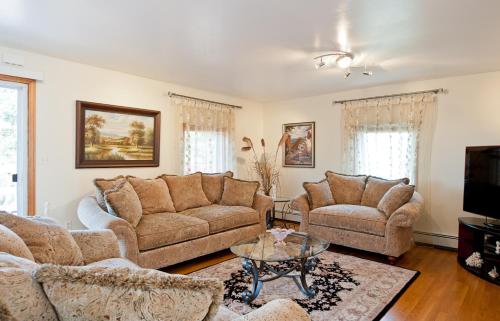 a living room with two couches and a coffee table at Modern Beautiful Apartment-5 Beds-Full Kitchen-Parking-Super Clean-Great for Groups in Boston