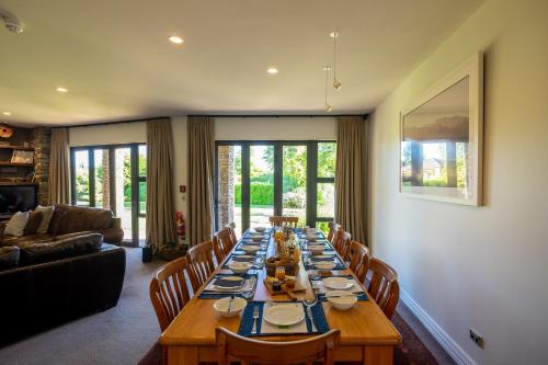 una larga mesa de madera en la sala de estar en Lime Tree Lodge en Wanaka