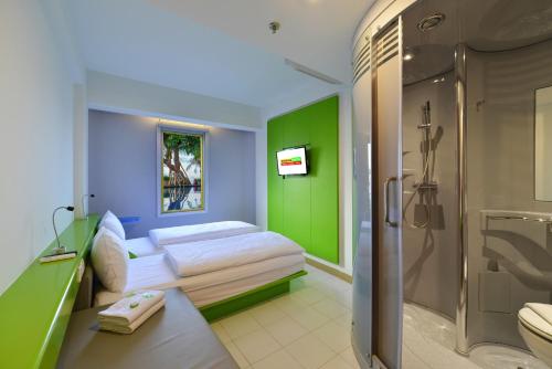 Voodi või voodid majutusasutuse Singaraja Hotel - CHSE Certified toas