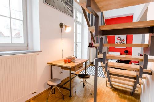 een loft-appartement met een bureau en een wenteltrap bij LE-Style! Top-Galerie-Studio Bauhaus-Stil in Leipzig